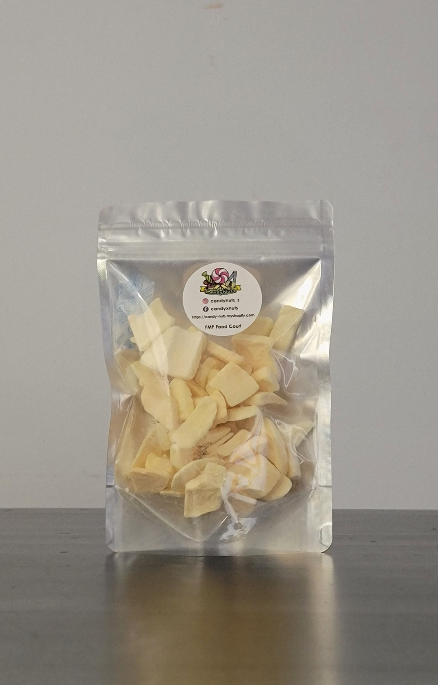 Freeze Dried Apple Slices 蘋果脆片 without added sugar.
