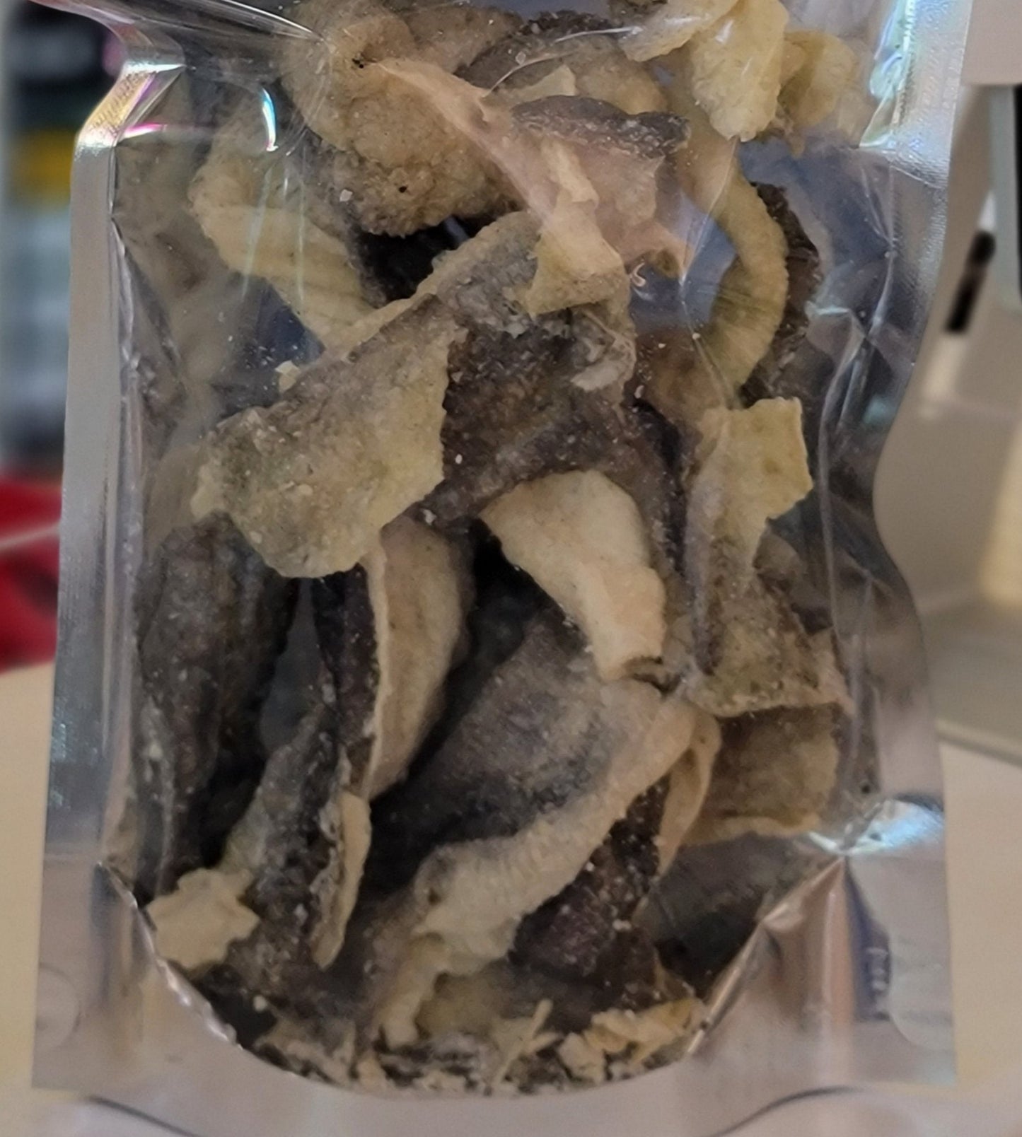 Crispy and non-greasy, fried fish skin 炸魚皮 is a delicious snack that can be enjoyed on its own. It's light and crunchy, making it hard to stop once you start eating.