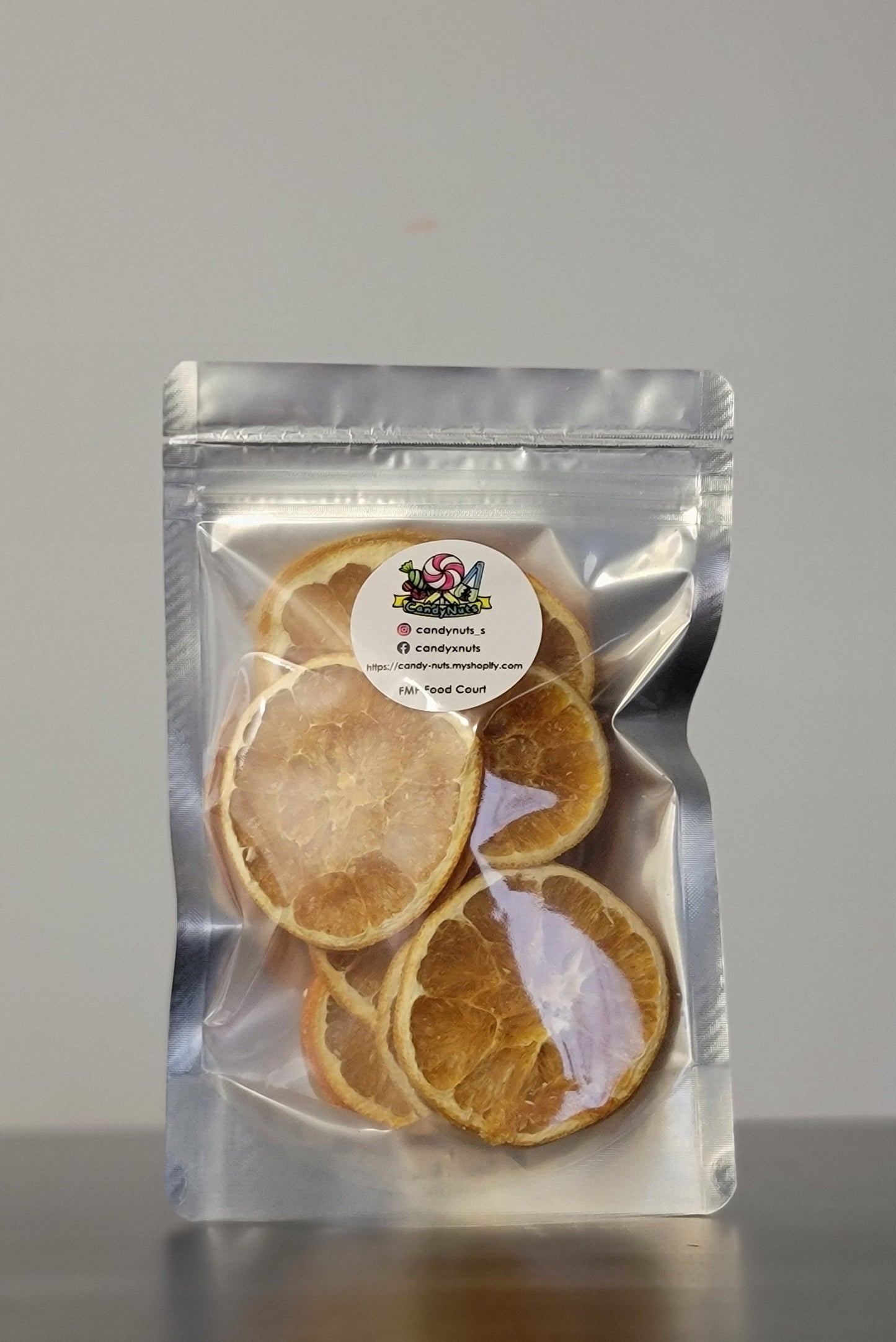 Dried Orange Slices 香橙片乾 without added sugar.