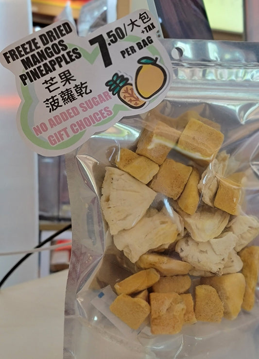 Freeze Dried Premium Mango Chunks &amp; Pineapples 高級芒果菠蘿脆乾 without added sugar.